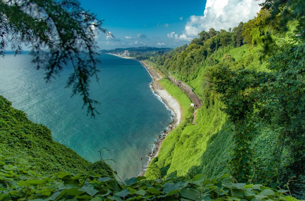 Bewaldete Küste bei Green Cape nördlich von Batumi